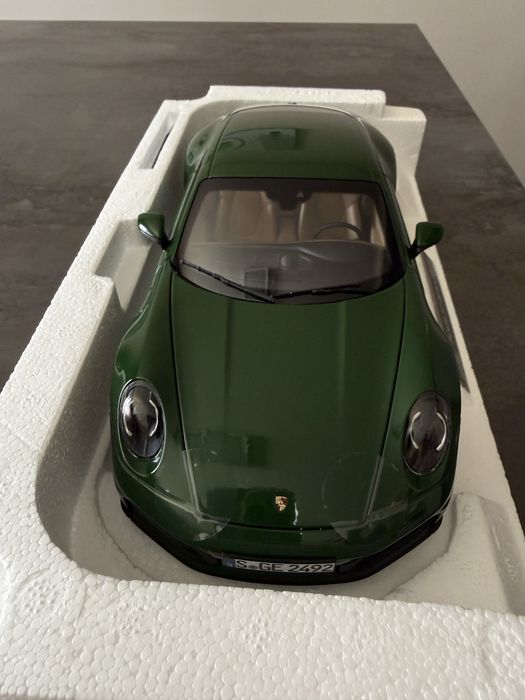 Колекционерски автомобил  Porsche 911 Carrera Irish Green 1:18