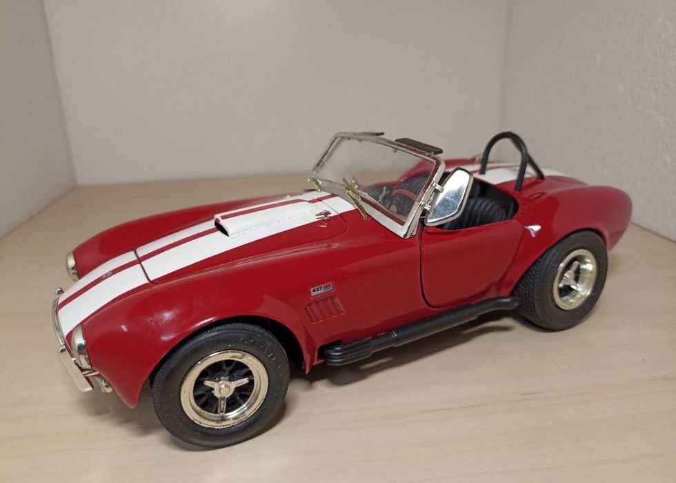 Shelby Cobra 118
Scara 1:18
Produs ERTL

Material metal+plastic

Pozel