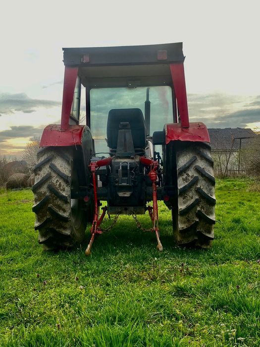 Vand sau schimb tractor International 323