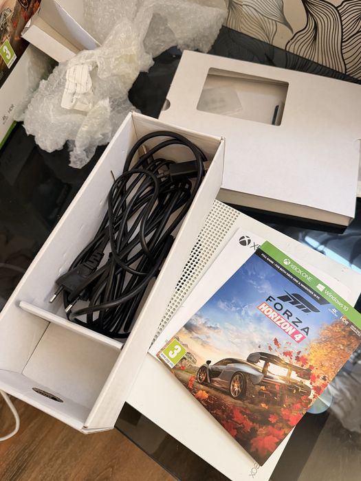 Продавам Xbox One S 1TB