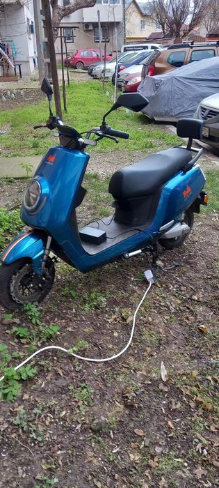 Vând moped electric.