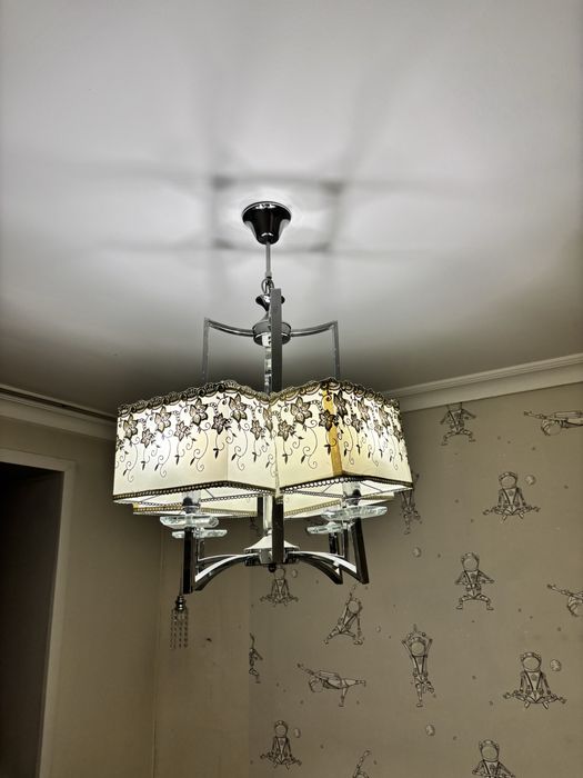 Продам классическую люстру