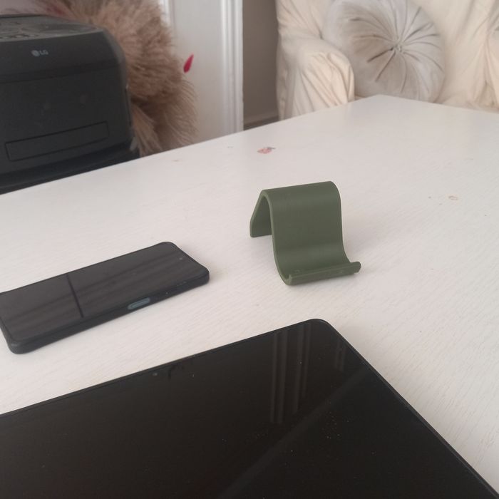 Подставка-держатель для планшета и мобильного телефона.