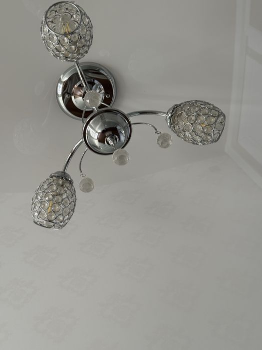 Продам люстру трехрожковую