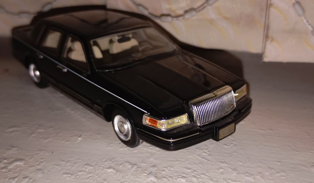 Lincoln Town Car 1995 1:43 масштаб GLM
