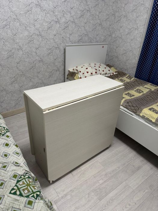 Белый книжный стол