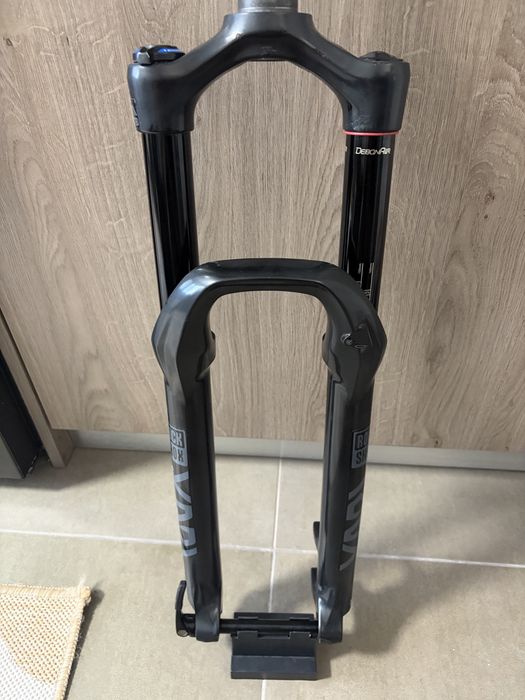 Furca Enduro RockShox Yari 160mm pt roti de 29 similar cu Lyrik cu cartus RC