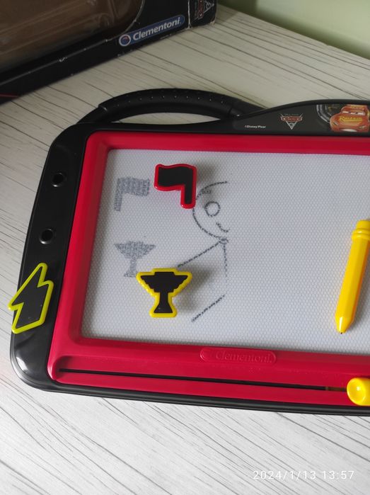 Куфарче с магнитни букви и цифри + магнитна дъска за рисуване