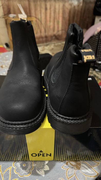 Продаеться сапоги оргинальный