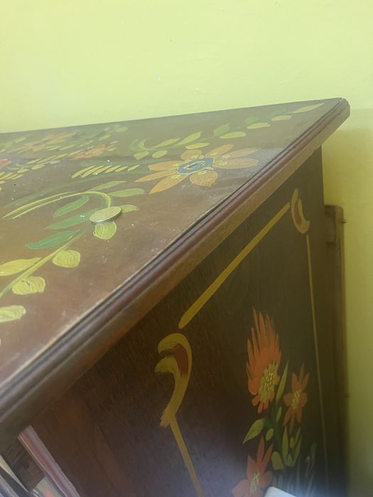 Dulap pictat din lemn