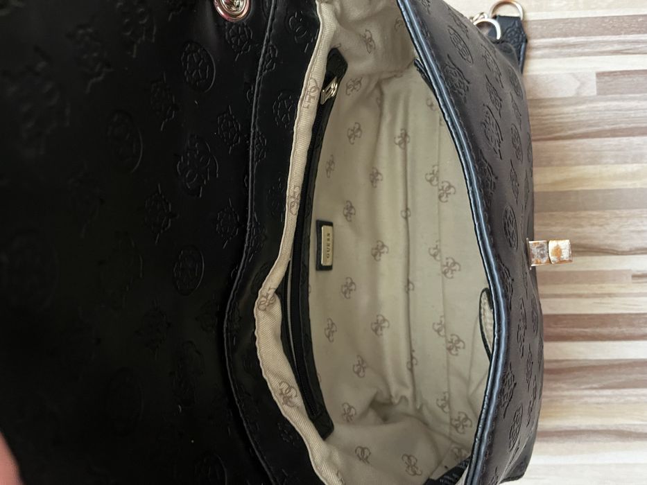 Чантичка Guess