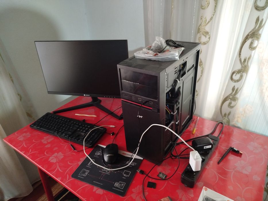 Kompyuter stolniy komplekt