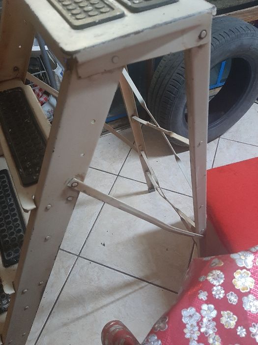 Vând scară metalică rabatabilă solidă