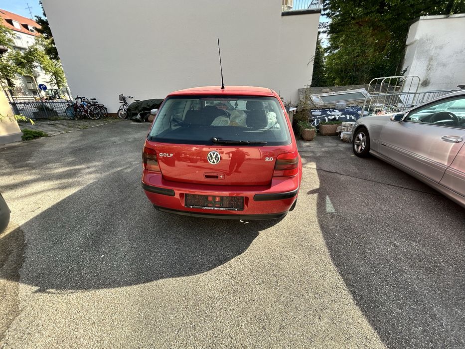 Volkswagen - Golf IV- 2.0 i