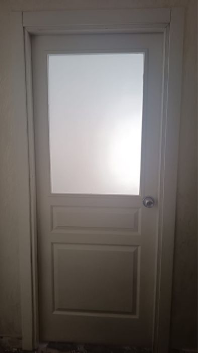 Двери, унитаз, раковина