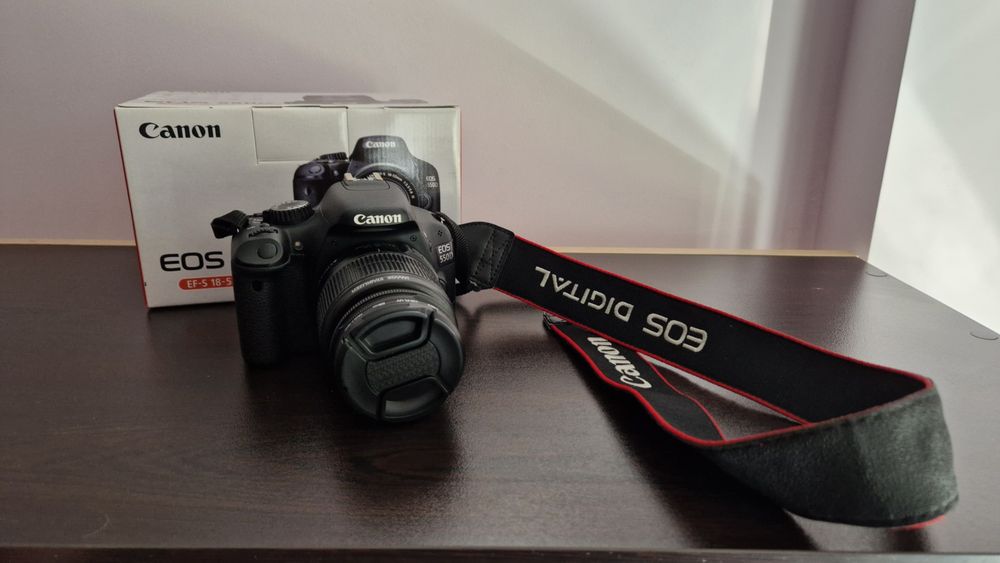 DSLR фотоапарат Canon EOS 550D + обектив 18-55mm + подаръци
