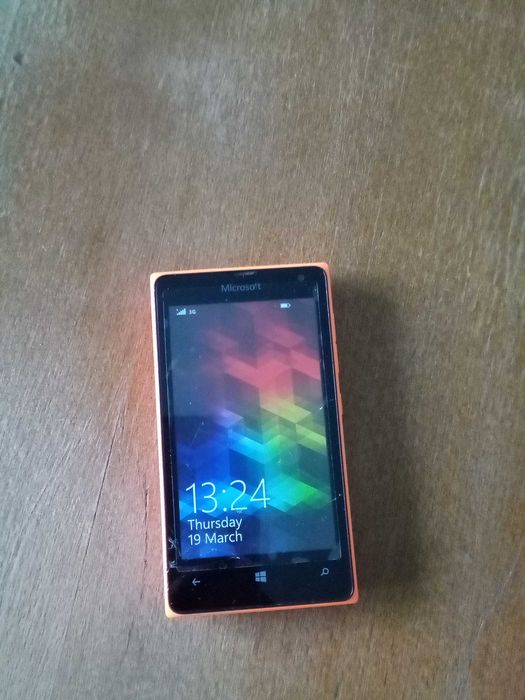 Nokia Lumia 435 със спукан екран