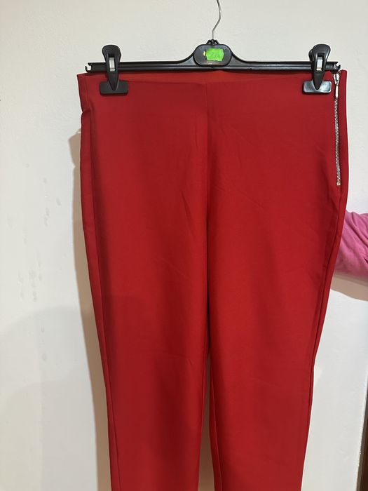 Pantaloni rosii cu fermoar