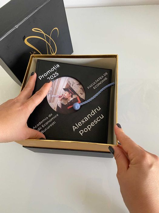 Ramă Absolvire 3D – Personalizată cu Nume, Promoție, Text – Cadou Unic