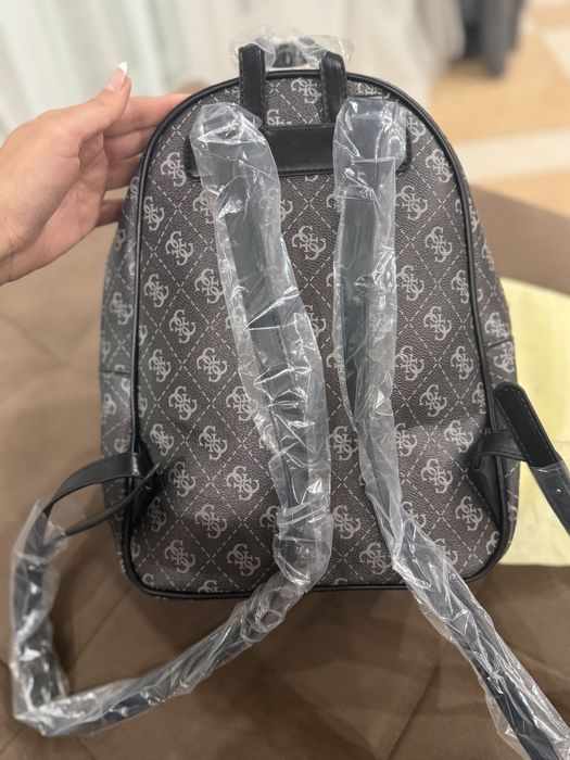 Дамска раница Guess