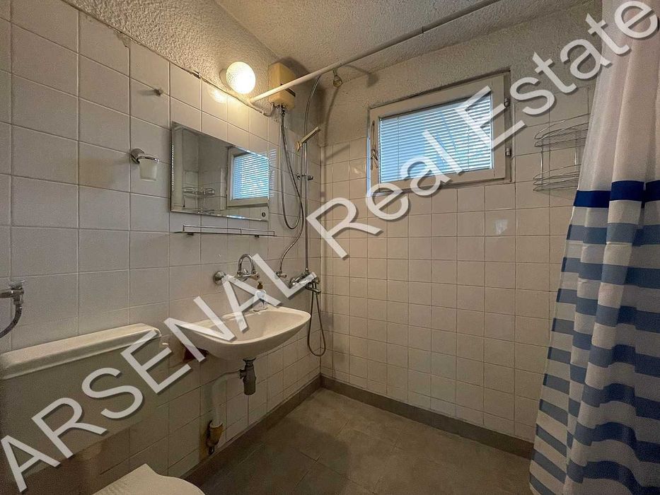 Тристаен апартамент под наем, Младост 4