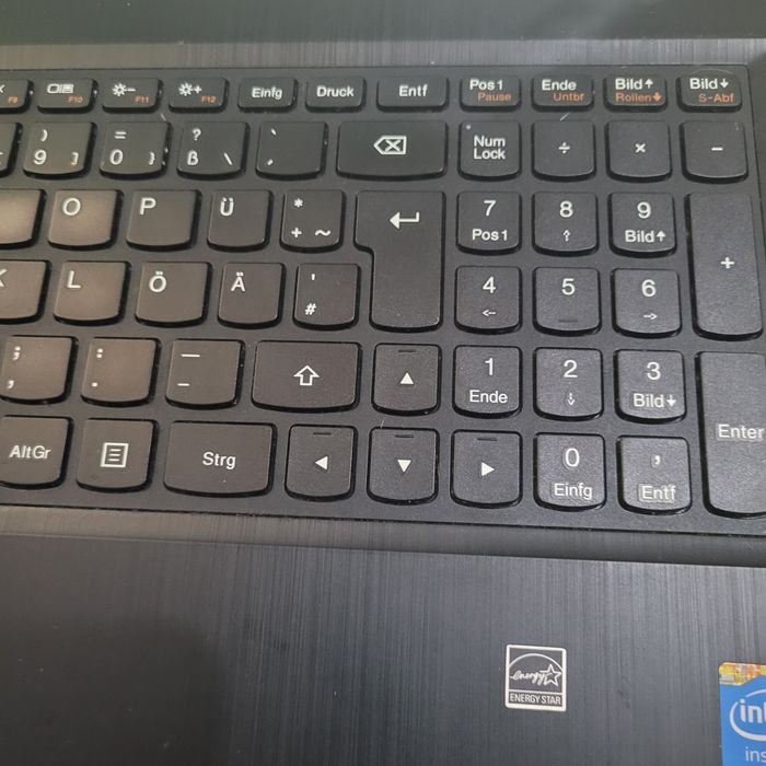 Лаптоп LENOVO. Уиндоус 8 про