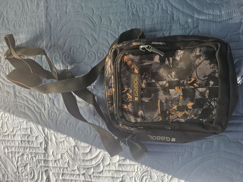 Мъжки чанти за рамо кожени и от плат.Чантата с надпис адидас е платнен