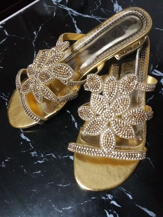 Срочно! Обувь басаножки-шлепки 37 разм.привозные!Индия. На сарпу. Расп