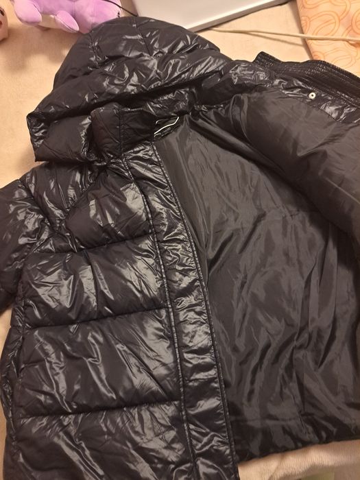 Geaca neagra lucioasa