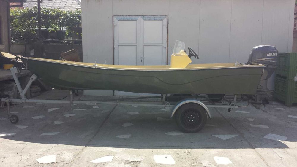 Barcă motor și peridoc