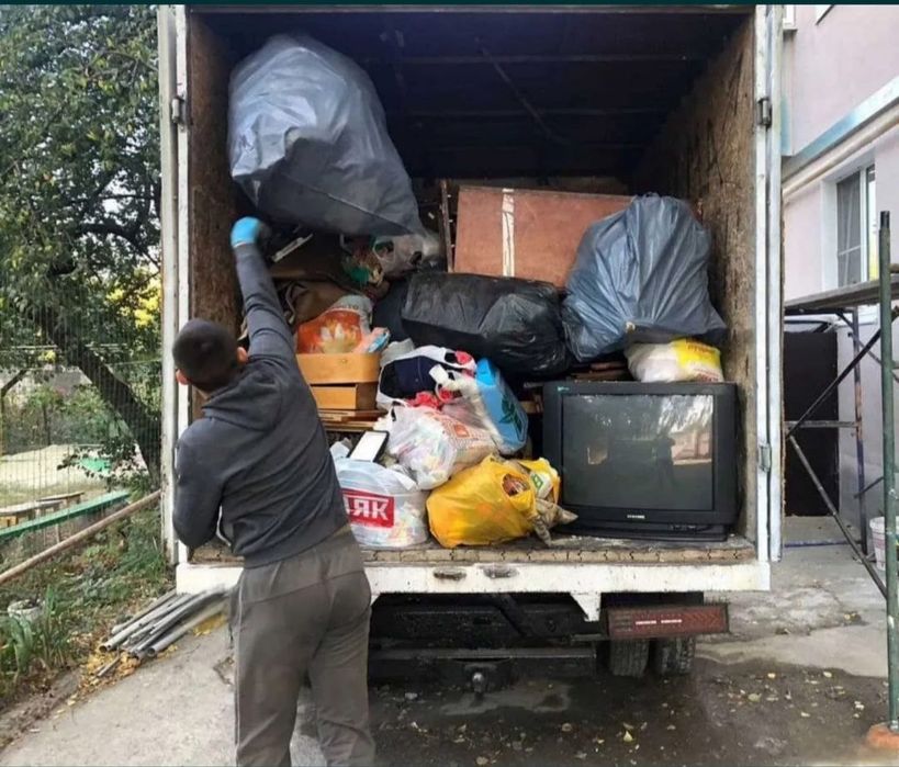 Вывоз мусора i мебели утилизации на свалку.Газель