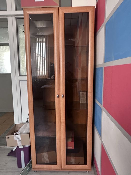 Стеклянный шкаф и комод