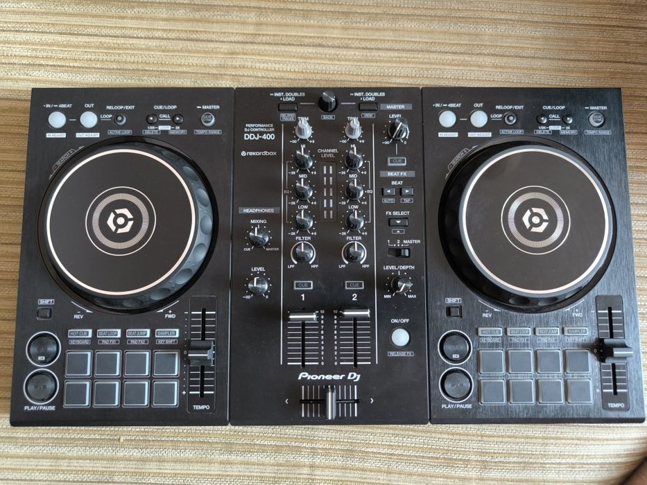 Pioneer DDJ-400 – Пълен премиум комплект (Твърд кейс + кабели) – КАТО НОВ!