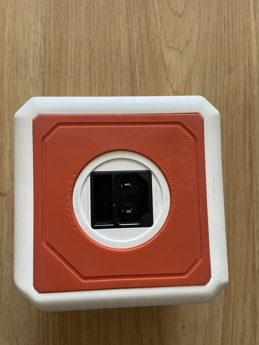 Тонколона с 4 пространствени говорителя с батерия