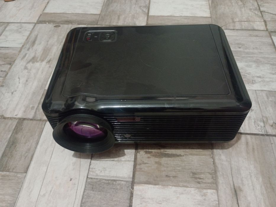Vînd proiector Vivitek și led
