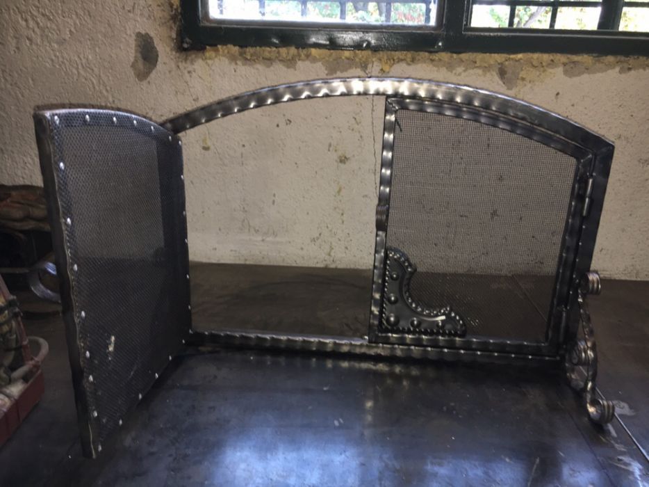 предпазна вратичка за камина от ковано желязо