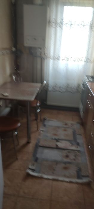 De închiriat apartament 3 camere