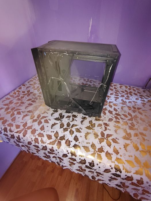 Vând carcasă PC gaming