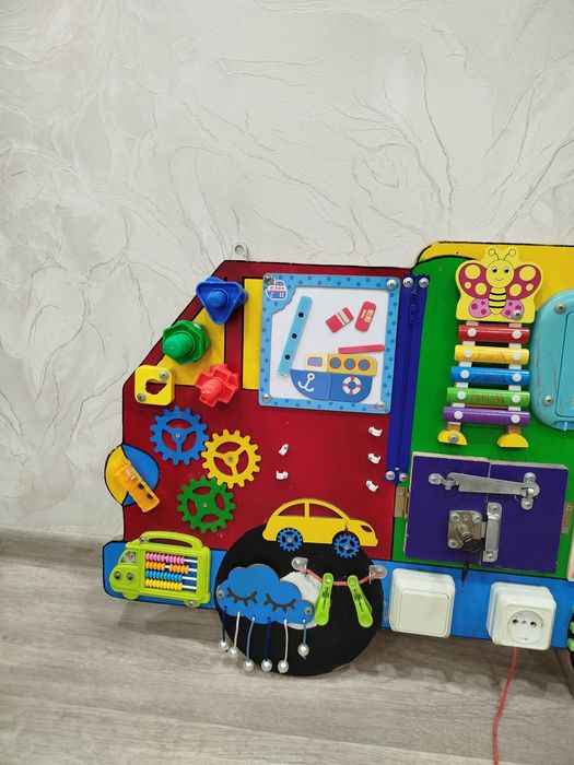 Бизиборд в виде машинке