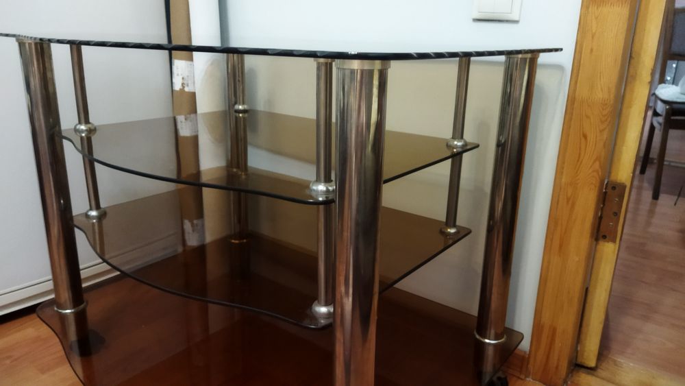 Продам столик стеклянный на колесах