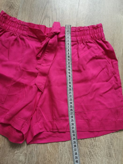 Pantaloni scurți, mărimea 38.