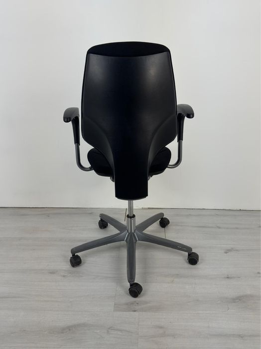 Офис стол който се отличава с висока ергономичност и комфорт,