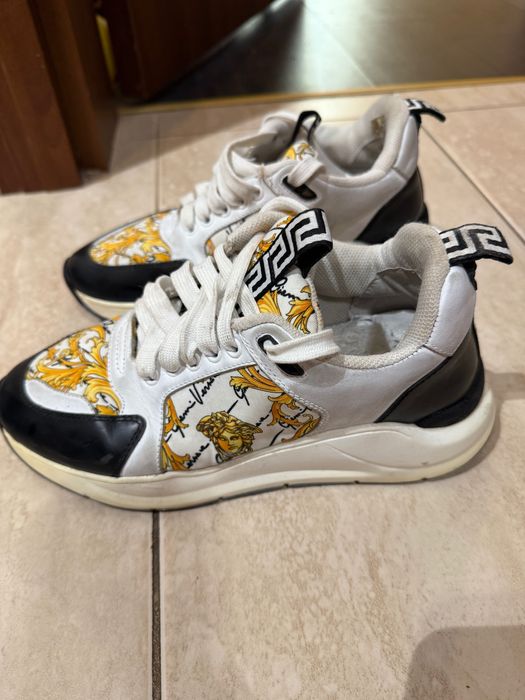 Кецове Versace оригинал, размер 38. В отлично състояние.