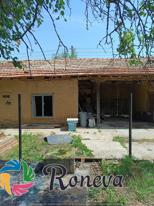 Дворно място с къща за ремонт