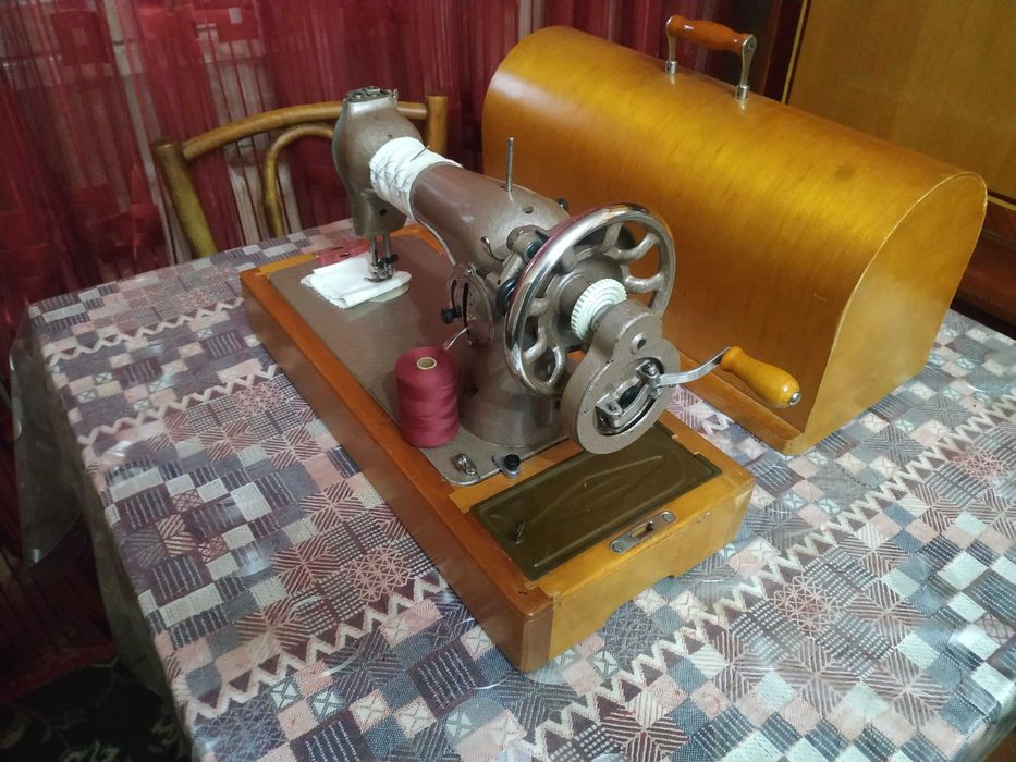 Продается механическая швейная машина