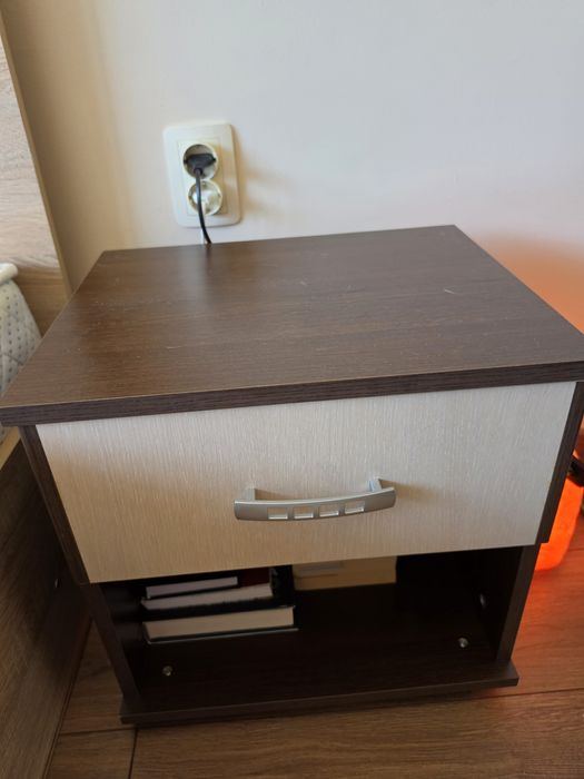 Нощно шкафче в два цвята