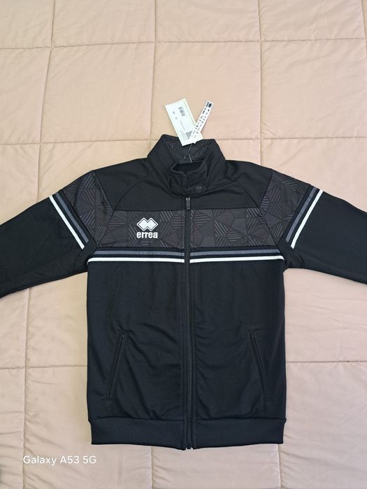 Vând trening errea nou