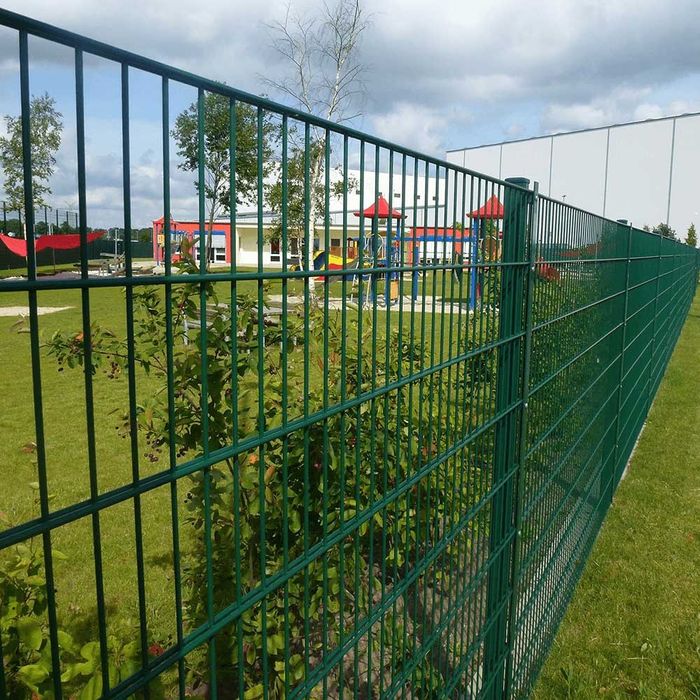 Vand garduri din plasa bordurata si val