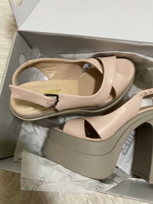 Sandale noi in cutie , bej , cu toc si platforma