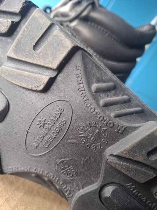 Спец ботинки,новые,43 размер.